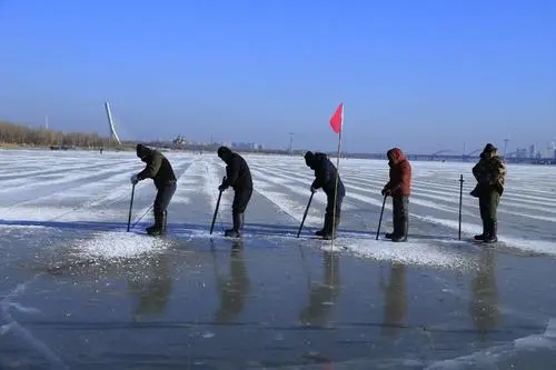 哈(hā)爾濱冬季(ji)采冰 采冰(bīng)工具